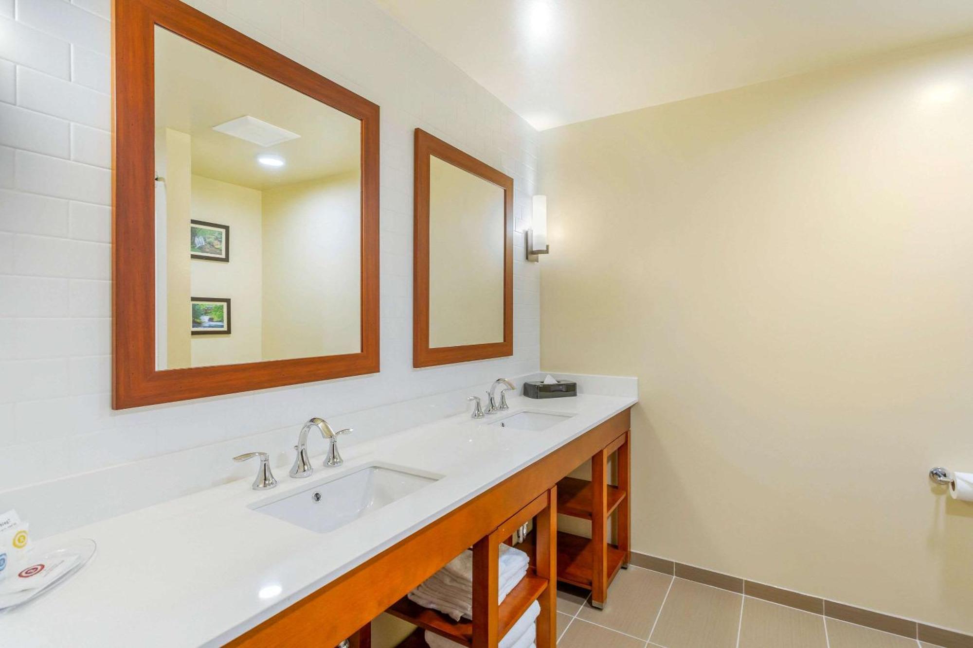 Comfort Suites Burlington Near I-5 Экстерьер фото