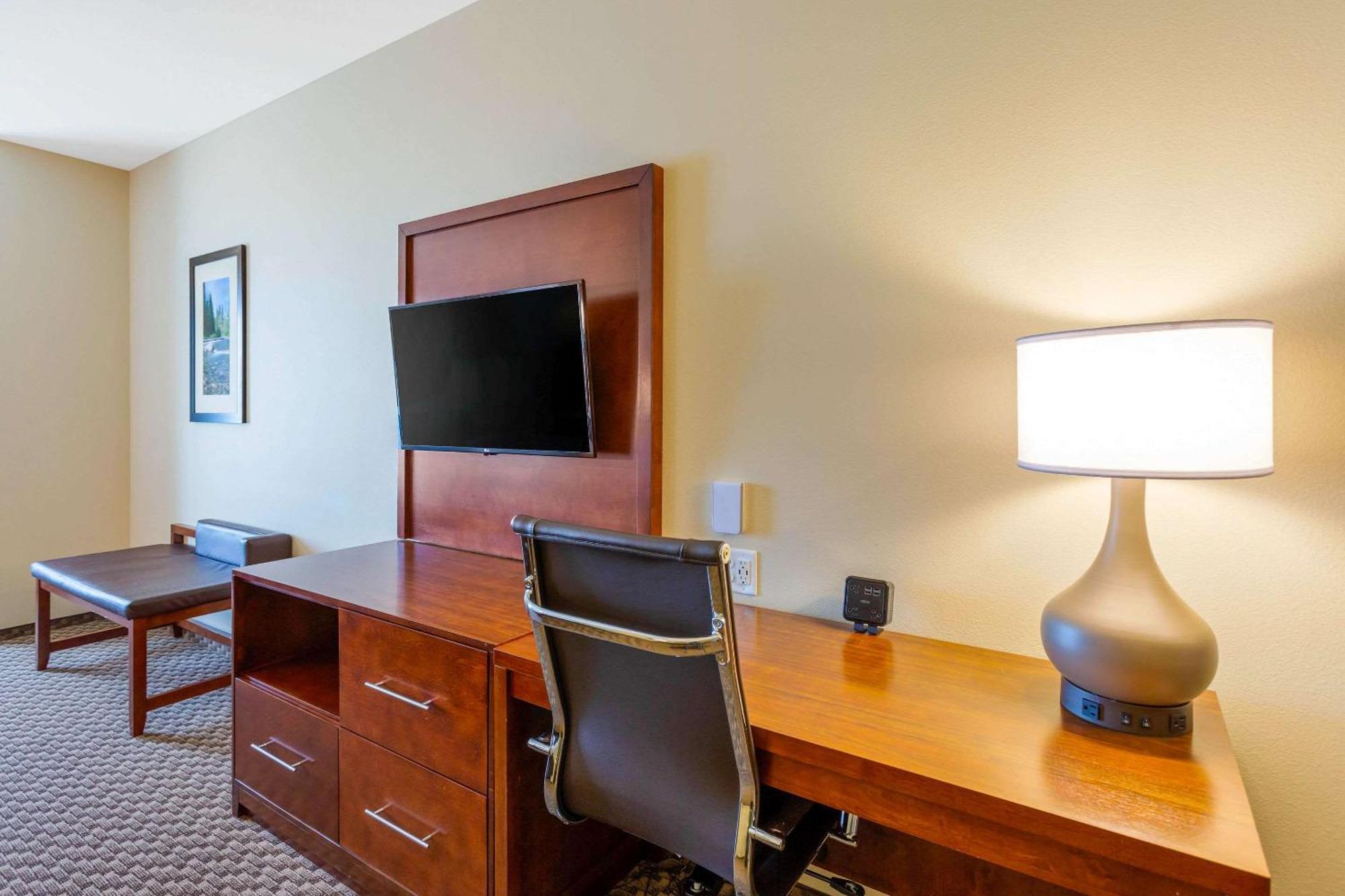 Comfort Suites Burlington Near I-5 Экстерьер фото