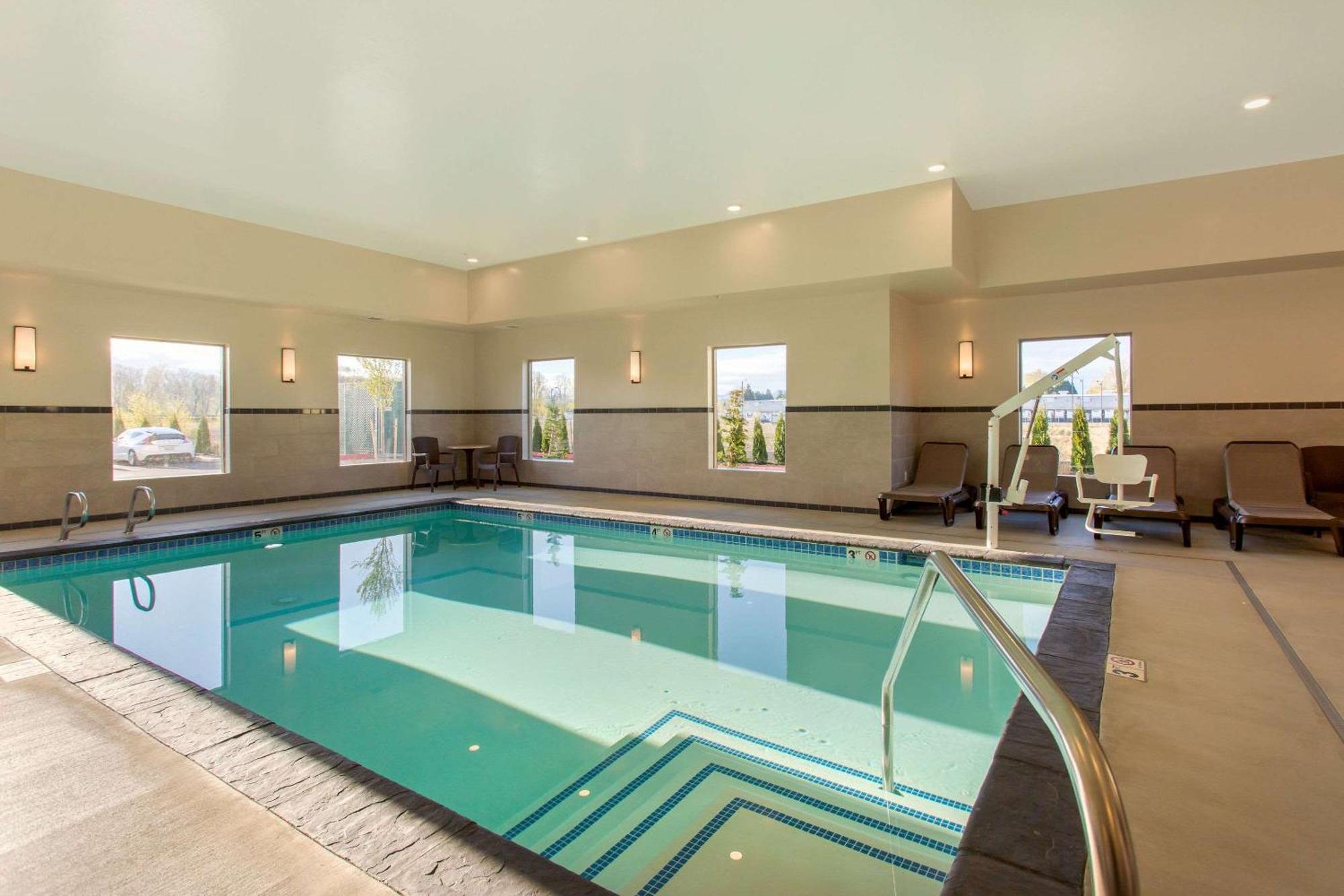 Comfort Suites Burlington Near I-5 Экстерьер фото