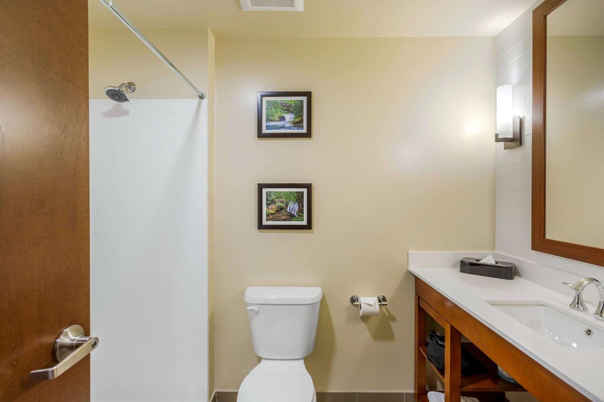 Comfort Suites Burlington Near I-5 Экстерьер фото